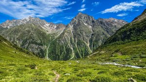 Nicht irgendein Pitztal-Resort: Alpine Resort Sportalm! Grüner Bergpfad unter blauem Himmel mit schneebedeckten Gipfeln