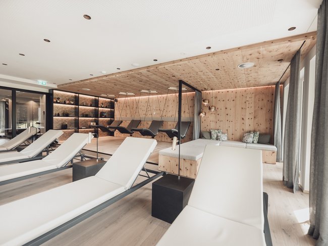 Nicht irgendein Pitztal-Resort: Alpine Resort Sportalm! Moderner Ruheraum mit weißen Liegen und Holzdekor