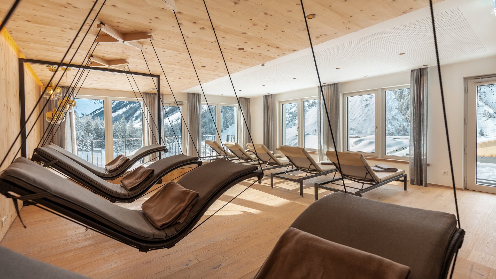 Nicht irgendein Pitztal-Resort: Alpine Resort Sportalm! Helle Ruheraum mit Schaukelliegen und Blick auf verschneite Berge